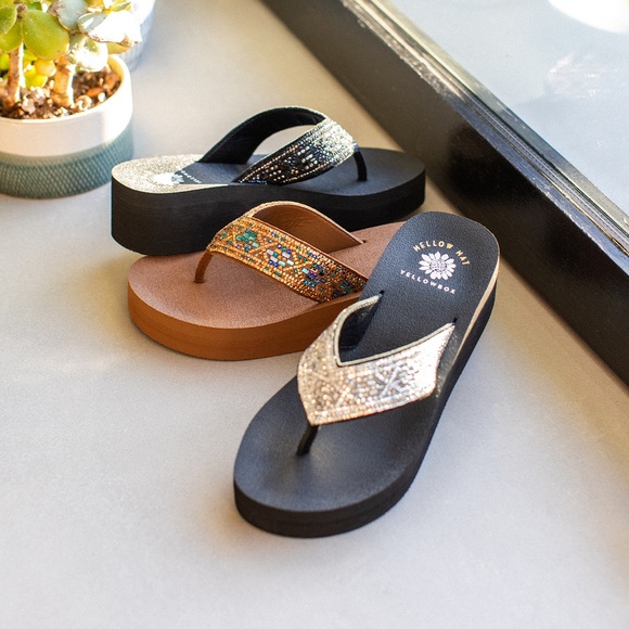 Yellow box Penny Flatform Sandal color clear medium width - Picture 5 of 5